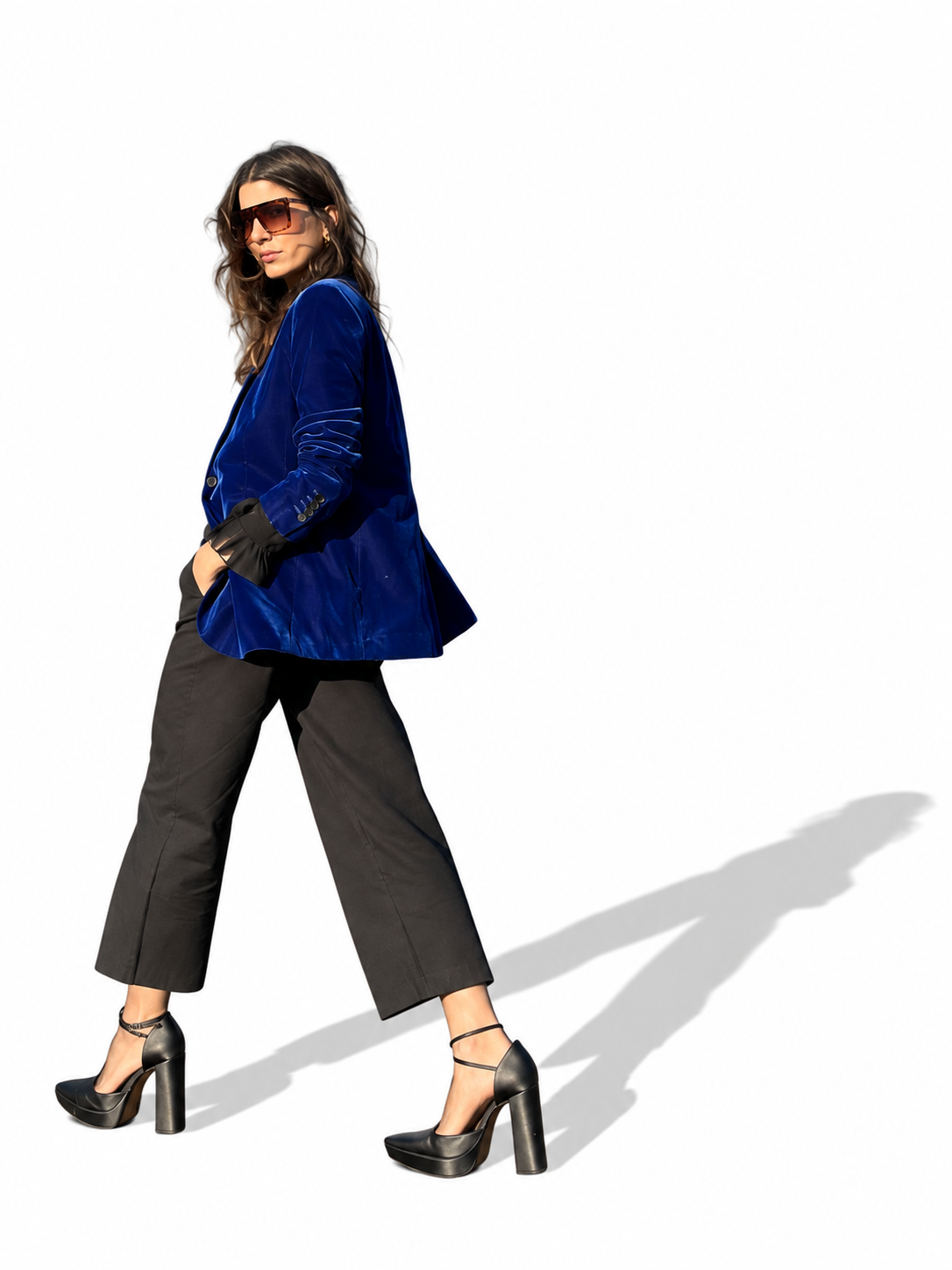 Carolina Olivares, asesora de imagen, caminando con blazer azul de terciopelo